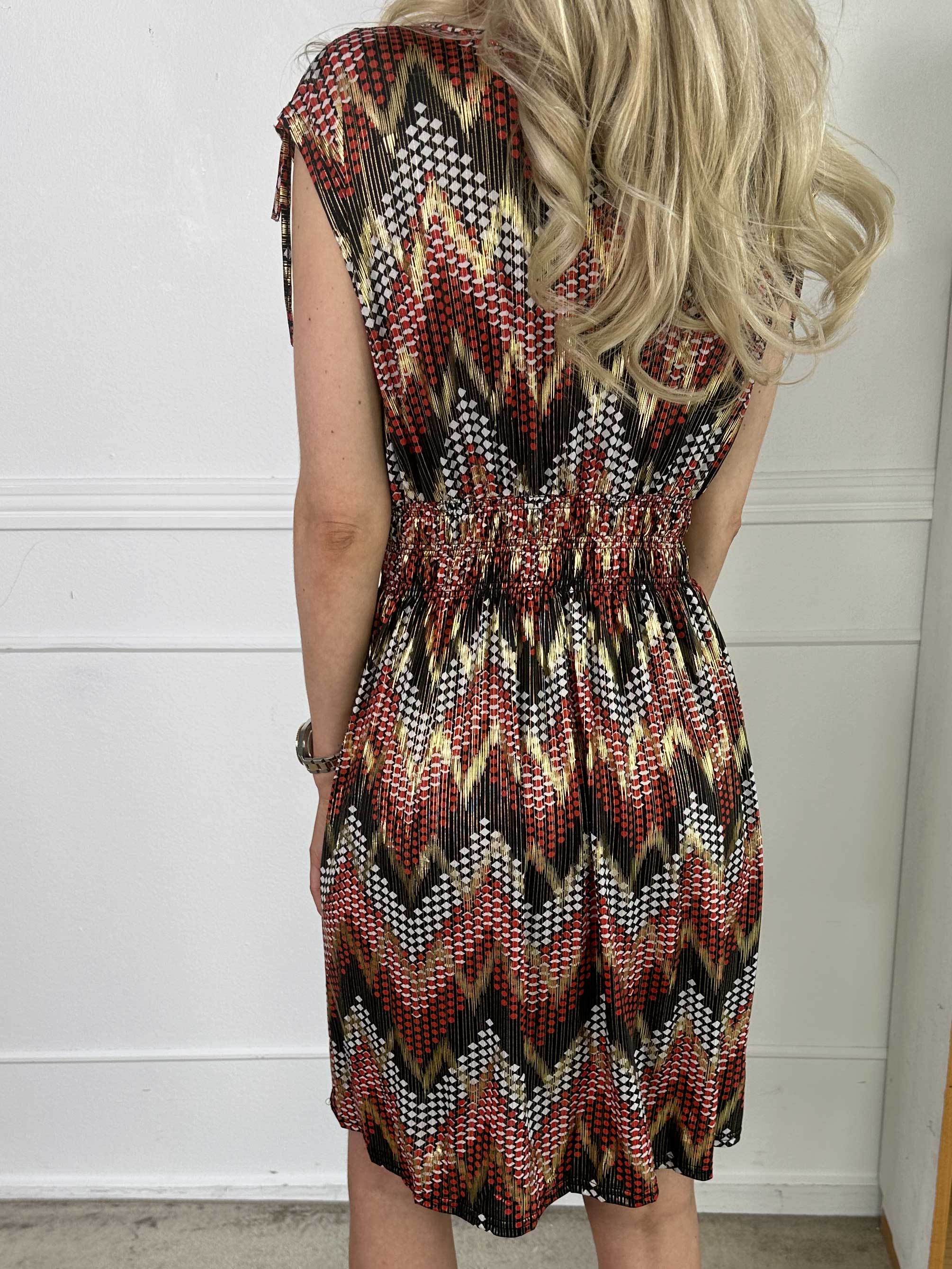 Pams Pattern Short - Kort elastisk klänning i skrynkelfritt material